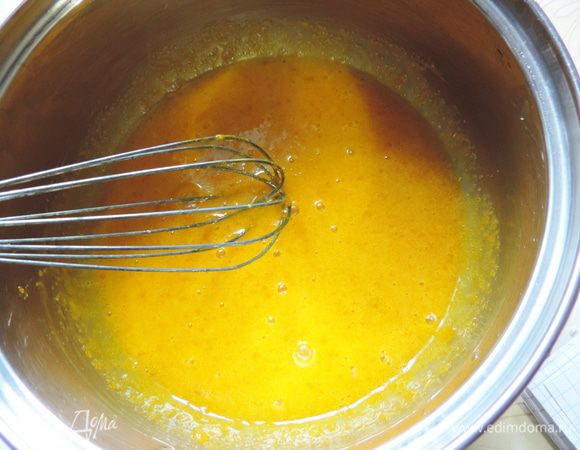 Начинаем с приготовления шоколадного желе. Яичные желтки (примерно 3 штуки) растираем с сахаром венчиком до однородного состояния. Взбивать не нужно. Только тщательно перемешать.