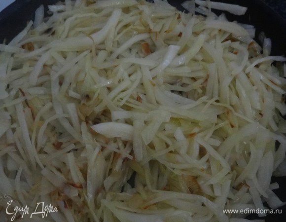 Добавить к нему нашинкованную капусту и тушить, периодически помешивая. Через минут 10 добавить немного воды. В конце тушения добавить соль и смесь перцев.