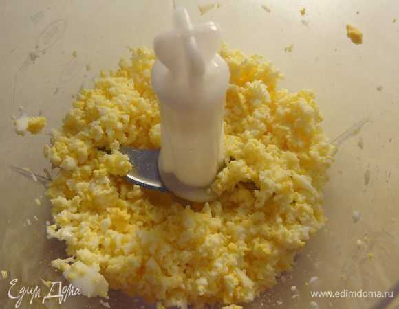 С помощью фуд-процессора измельчить яйца.