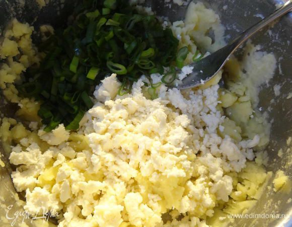 У меня оставалось картофельное пюре. Если его нет, то приготовить. Я размяла вилкой пюре, добавить покрошенную фету и мелко-порезанный зеленый лук. 