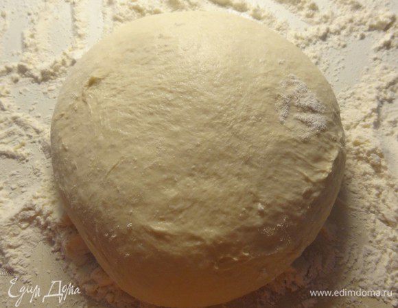 Тесто по этому рецепту получается очень нежным, легким в работе. Если поначалу липнет к рукам, то добавьте немного муки.