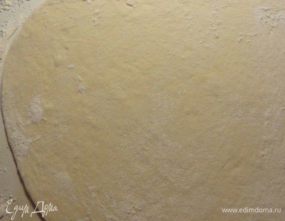 Раскатываем каждую часть в кружочек потоньше. Не забываем подсыпать муки под низ, чтобы потом легко перенести наш пирог на противень.