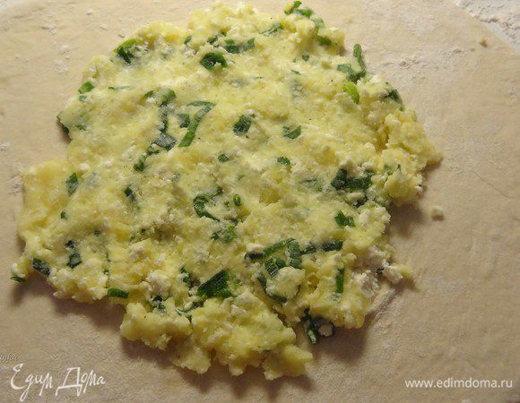 Выкладываем посередине начинку, оставив по краям свободное место.