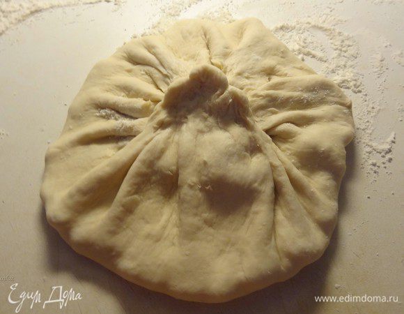 Соединяем тесто к серединке, защипывая в узелок. Проверяем, чтобы все хорошо было защипано.