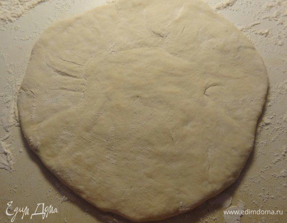 Вначале руками, а потом с помощью скалки (не забываем присыпать пирог и саму скалку мукой), раскатываем наш пирог до нужной нам толщины. Тут главное не увлечься!))) С одной стороны пирог должен быть тонко раскатан, но с другой стороны, если раскатать слишком тонко, то тесто порвется.  Раскатанный пирог должен быть толщиной около 1,5-2 см.