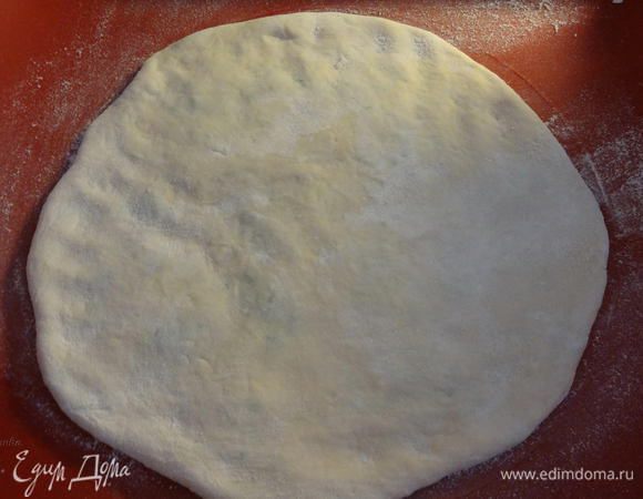 Переносим аккуратно пирог на противень, застеленный пекарской бумагой или, как у меня, на силиконовый коврик. Подравниваем края руками.