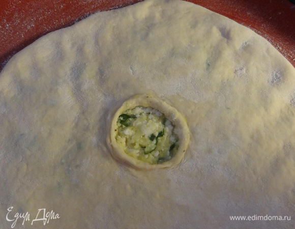 В середине пирога делаем отверстие для выхода пара.