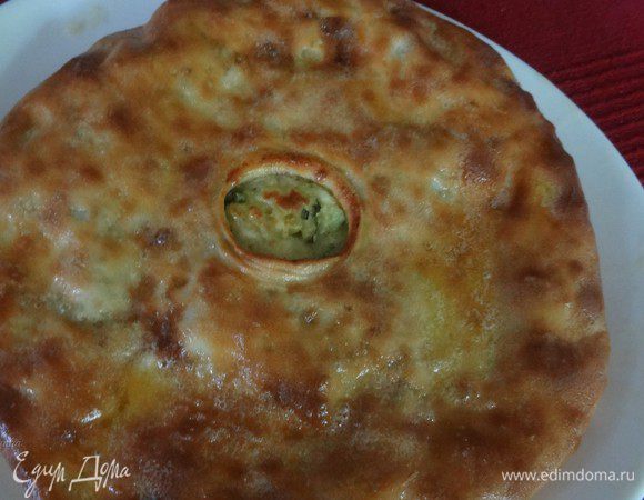 Готовый пирог щедро смазываем сливочным маслом, выкладываем на блюдо и накрываем, чтобы тесто стало мягеньким. Я обычно накрываю пироги верхом от формы для переноски тортов. Можно накрыть другой тарелкой, большей по диаметру.