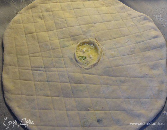 Можно с помощью ножа для пиццы нанести ромбовидный узор сверху пирога,

