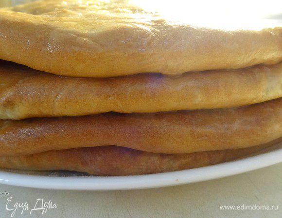 Пироги выкладываем друг на друга, щедро смазывая маслом.