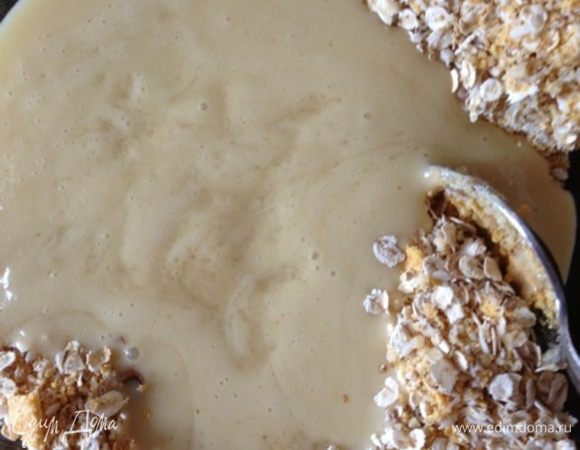 Соединим обе смеси и замесим тесто.