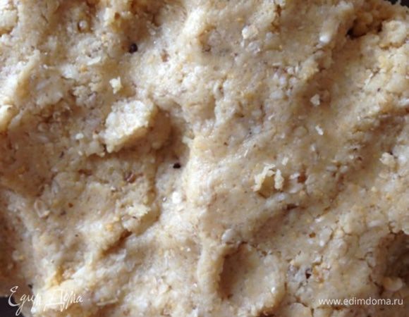 Тесто должно получиться довольно пластичным и поддаваться лепке. Если лепить не получается, то отрегулируйте консистенцию, добавив еще немного растительного масла. 