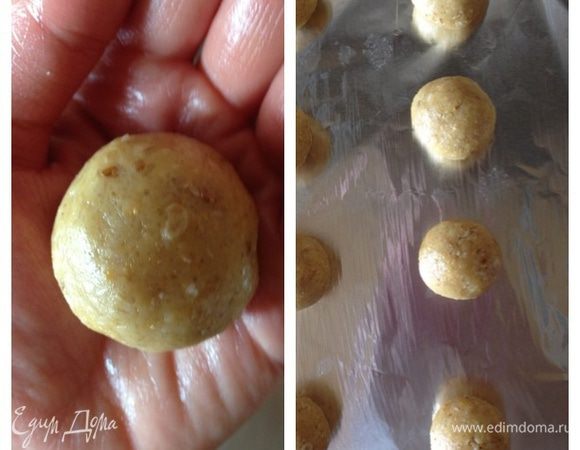 Разогреваем духовку до 180 градусов.
Отщипываем от теста кусочек и формируем из него шарики размером с крупный грецкий орех. 
Выкладываем шарики на застеленный пергаментом противень.