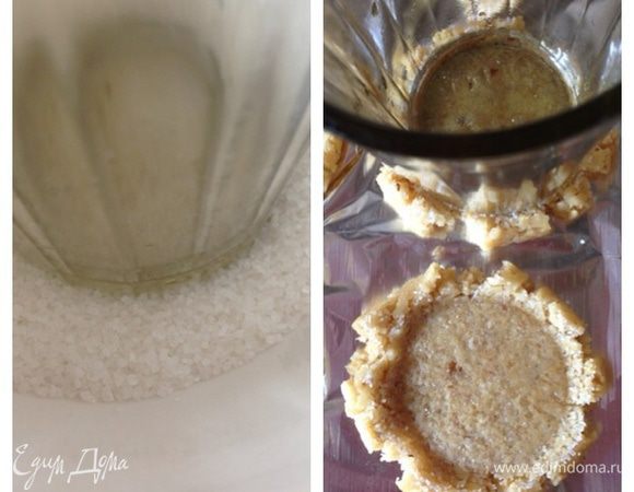 Теперь самое интересное!
Берем мисочку и насыпаем в нее пару столовых ложек сахара. Теперь возьмем обыкновенный стакан и окунаем его дном в сахар, а затем надавливаем на печенье, формируя ровную плоскую поверхность. Края при этом немного разойдутся, но это не страшно. 
Таким образом формируем все заготовки. 
Если стакан будет прилипать к тесту, то нальем в него немного ледяной воды, но мне этого не понадобилось.