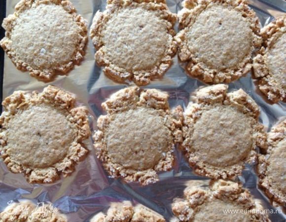 Ставим печенье в духовку минут на 10-15. 
У меня выпекалось 15 минут. Смотрите сами, печенье должно приобрести золотистый оттенок. Ну и, конечно же аромат....... Он подскажет вам о готовности печенек, поверьте!!!