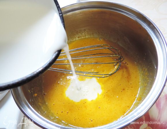 В яично-сахарную смесь вливаем тонкой струйкой горячее молоко, постоянно помешивая венчиком. В оригинале молоко нужно рисовое. Я заменила на обычное. Думаю, можно было бы взять и кокосовое.