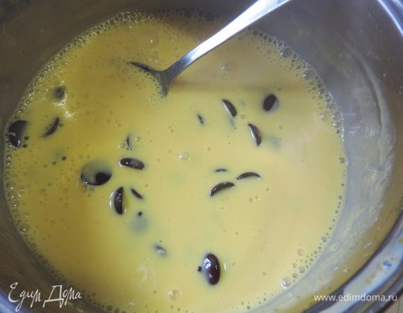 Ставим нашу смесь на медленный огонь и, постоянно помешивая, доводим до 85 градусов. Желтки заметно загустеют. Если постоянно не перемешивать - получите сладкий омлет. Если градусника нет, то просто доводим смесь до загустения. Снимаем с огня и сразу же добавляем шоколад, перемешиваем до однородного состояния. Признаюсь честно, у меня был 54%, а не 70%. Никто ничего не заметил)