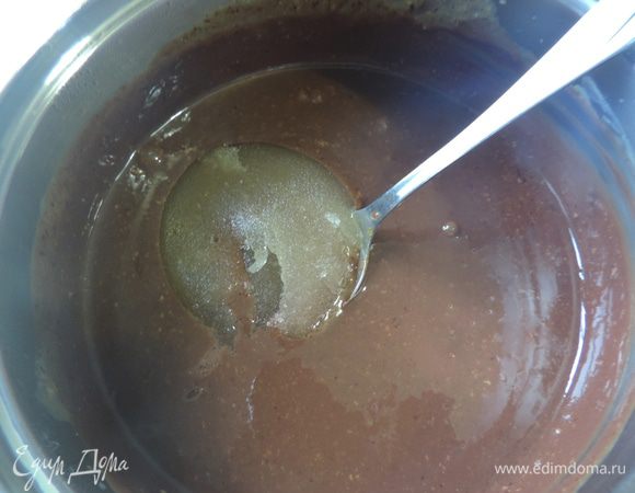 Затем добавляем заранее замоченный и набухший желатин и снова перемешиваем до полного растворения последнего.