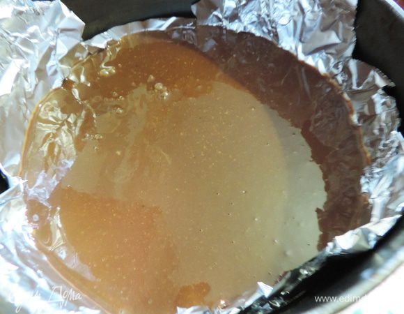 Форму диаметром 22-23см выстилаем пищевой пленкой! У меня была фольга, ее потом снимать тяжело - берите пленку) Выливаем туда наше желе, даем полностью застыть и замораживаем до востребования.