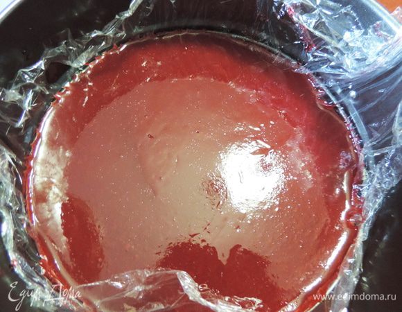 Малиновое пюре смешиваем с водой, сахаром и агаром. Количество сахара регулируйте в зависимости от ваших вкусовых пристрастий и кислоты малины.На медленном огне при постоянном помешивании доводим до кипения и кипятим три минуты. Затем выливаем немного остывшее желе в форму диаметром 22 см, выстеленную пищевой пленкой. Даем полностью застыть и замораживаем до востребования. желе вы так же можете приготовить на желатине. Тогда возьмите 5 г желатина. Когда снимете закипевшее с водой и сахаром пюре с огня, подождите минут 5 и добавьте предварительно замоченный в столовой ложке воды желатин. Размешайте до его полного растворения. Далее - аналогично.