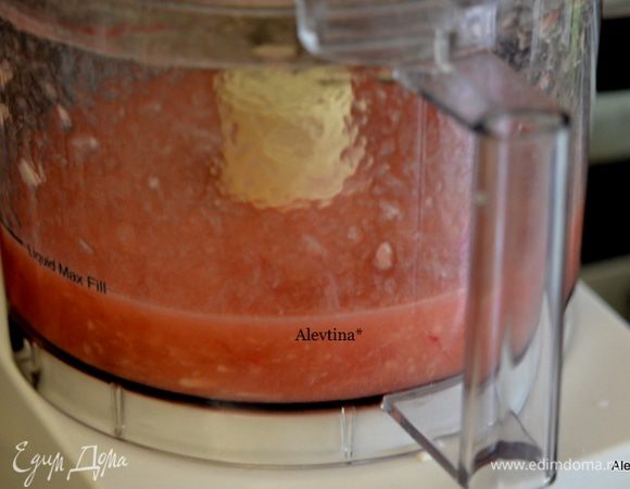 Перелить в фудпроцессор, взбить все в пюре. Перелить в емкость и дать остыть в холодильнике не менее 30 мин.
