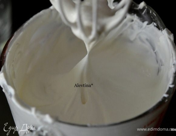 Взбить сливки до мягких пиков.
