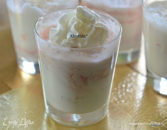 Разложить по стаканчикам или креманкам. Сверху смесь из ревеня. Перемешать индивидуально и тут же подавать. Можно добавить немного взбитых сливок из флакона. Приятного аппетита.