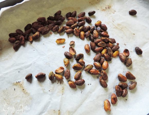 Заранее чистим фисташки. Заливаем кипятком на три минуты. Затем воду сливаем, очищаем фисташки от кожицы и подсушиваем в духовке при 150 градусах примерно 10 минут. Если у вас есть возможность, то перед покупкой убедитесь, что вам предлагают качественные фисташки. Они должны быть характерного салатового цвета. Мои оказались цвета поджаренного арахиса еще до всех манипуляций((( На вкусе это может и не отразиться, но цвет готового бисквита пострадает.
Подготовленные фисташки надо смолоть в муку со столовой ложкой сахарной пудры из общего количества.