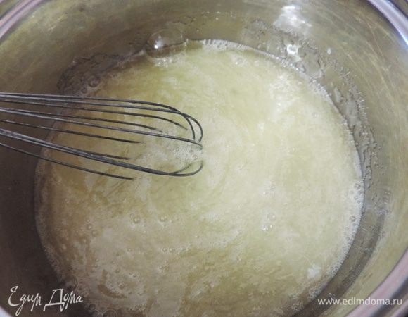 Белки смешиваем  с сахаром и ставим на медленный огонь. При постоянном помешивании венчиком, доводим их до температуры 45 градусов. При этой температуре они максимально вбирают воздух. Если боитесь ставить непосредственно на плиту, воспользуйтесь водяной баней, только это будет гораздо дольше.