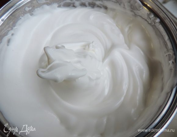 Взбиваем белки на высокой скорости миксера до устойчивых пиков. Характер белковой массы будет отличаться от привычных нам холодных белков. С самого начала взбивания белки будут ярко-белыми и жидкими. Пусть вас это не смущает. Они постепенно загустеют.