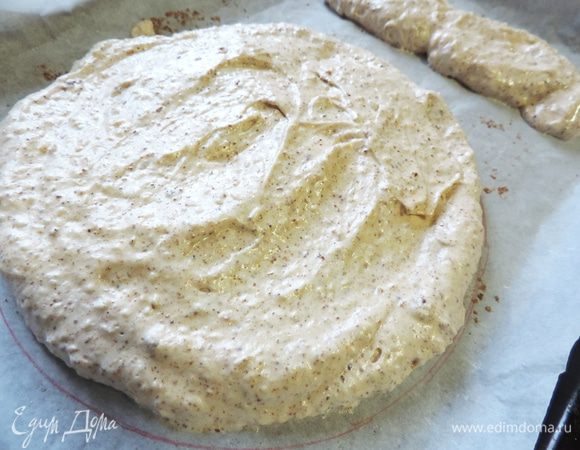 На пергаменте рисуем два круга диаметром 22см. Выкладываем на них равномерно полученное тесто. Выпекаем в разогретой до 180 градусов духовке 12-15 минут до золотистого цвета. Ориентируйтесь на свою духовку. Бисквиты сначала поднимутся, а затем опадут. Не переживайте - это нормально.