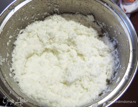 Если у вас есть готовое кокосовое молоко - вам повезло. Смело пропускайте этот и следующий шаг. Если нету - готовим сами. В кастрюльку складываем воду и кокосовую стружку. При постоянном помешивании доводим смесь до кипения. Отставляем кастрюльку на полчаса. Затем пюрируем содержимое блендером.