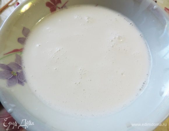 Отжимаем полученную массу через марлю, сложенную в 4 слоя. Получаем ароматное   кокосовое молоко. Его получается как раз необходимое количество для крема. Кокосовый жмых не выбрасываем! Его можно подсушить и использовать впоследствии для выпечки. Если печь будете в тот же день или на следующий, то можете его оставить в первоначальном виде. Тогда храним его закрытым в холодильнике.