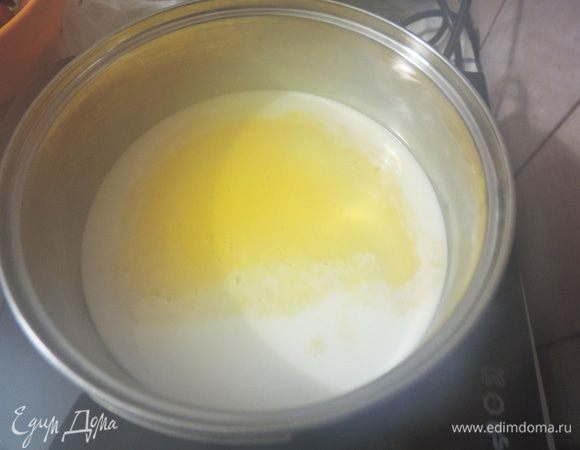 Тем временем кокосовое молоко нагревается на плите. Когда молоко начнет закипать, вливаем туда желтковую смесь. Она поднимется сверху. Сначала не мешаем.