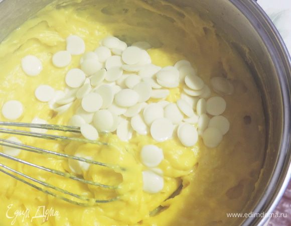 Снимаем крем с огня и сразу добавляем белый шоколад. Сразу перемешиваем до однородности. 