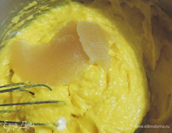 Затем добавляем предварительно замоченный и набухший желатин. Перемешиваем до однородности. Отставляем наш крем в сторонку и займемся белками.