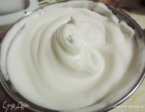 Белки вновь нагреваем с оставшимся сахаром до 45 градусов и взбиваем до устойчивых пиков. Однако помните. что соотношение белки-сахар изменилось. Как бы вы ни старались, но масса получится более нежной. Вам она может показаться даже жидковатой. Но если пики от венчиков остаются - все в норме.