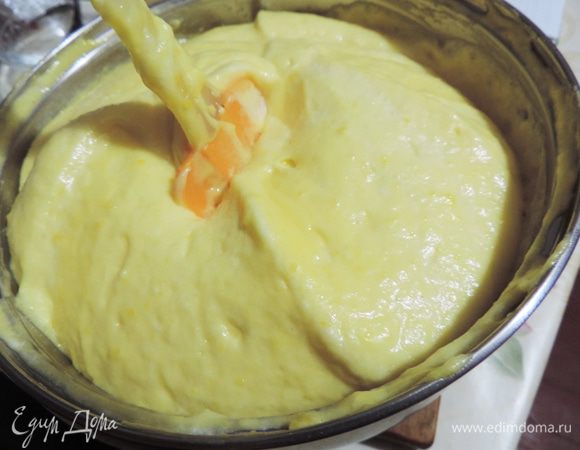 Теперь добавляем оставшиеся белки и так же аккуратно перемешиваем до однородности. Получается много воздушного и ароматного крема.