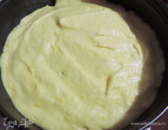 Теперь выкладываем примерно треть крема и равномерно разравниваем, заполняя зазор между стенкой формы и бисквитом.