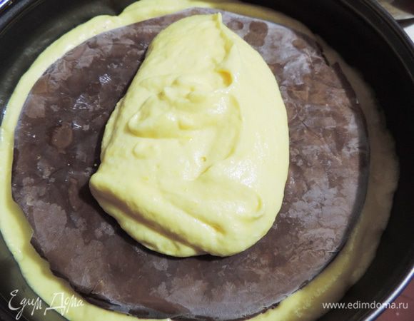 Теперь кладем сверху замороженное шоколадно желе и снова треть крема. Разравниваем.