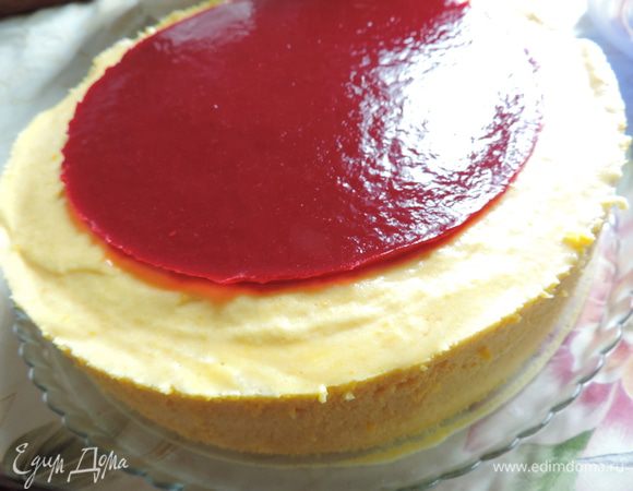 Утром вынимаем торт из формы, проводя ножом вдоль краев формы. Бока торта украшаем кокосовой стружкой. Я использовала ту, которая осталась от приготовления кокосового молока.