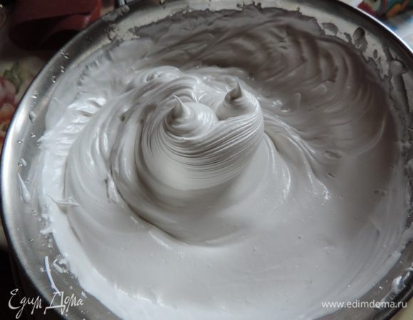 Готовим белковый заварной крем. Как это сделать, смотрим тут http://www.edimdoma.ru/retsepty/65842-tort-vafelnaya-bezuminka. Наполняем кондитерский мешок с насадкой "звездочка" полученным кремом и украшаем торт вокруг желе кремовыми "перышками". Если расстояние от желе до края торта позволяет, можете сделать два ряда "перышек". 