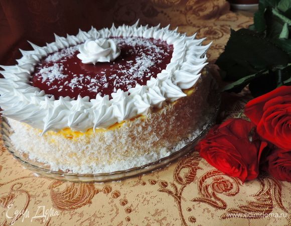 Желе я немного посыпала кокосовой стружкой и в центр торта поместила кремовую розочку. Вы можете использовать измельченные очищенные несоленые фисташки и малину, как у автора рецепта)