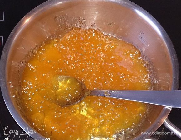 Конфитюр/варенье разогреть, перемешать до однородного состояния, отложив 2 ст.л. для смазывания готового пирога.