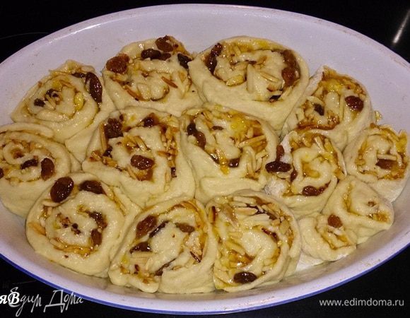 Свернуть в рулет по длинной стороне и разрезать на 12 кусочков. Выложить их в смазанную маслом форму. Накрыть и дать постоять 20 минут. 