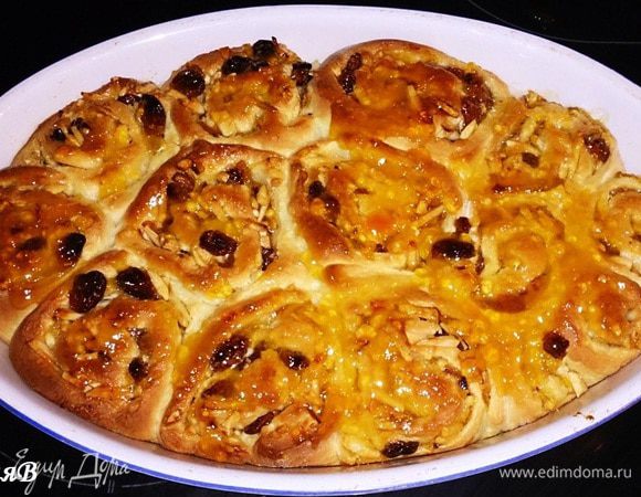 Затем запеч в предварительно разогретой до 180 градусов духовке 25-30 минут. Обмазать оставшимся конфитюром.