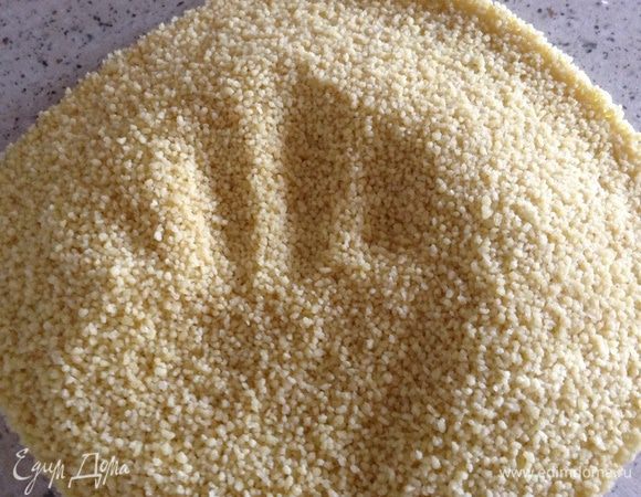 Взять 1 стакан кус-куса, залить 1,5 стаканами кипятка.