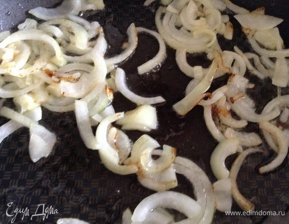 Нарезать и обжарить лук.