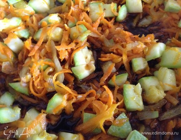 Обжарить овощи и добавить соевый соус.