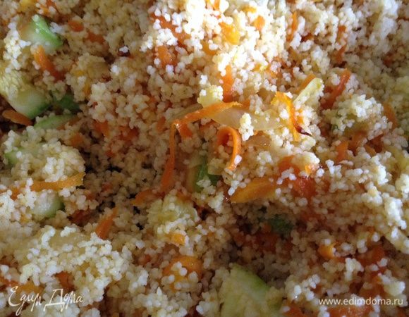 Добавить его к овощам , всыпать куркуму и перемешать.